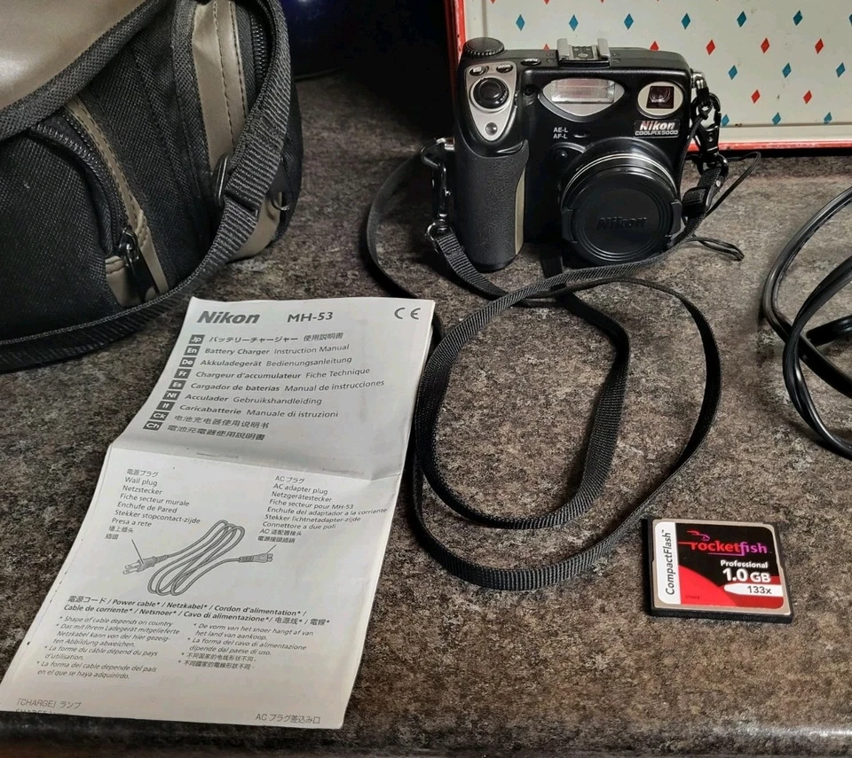 Nikon Coolpix 5000 Digital Camera 5MP WORKS HAS CHARGER & BATTERY + MEMORY CARD - Image 2 of 4