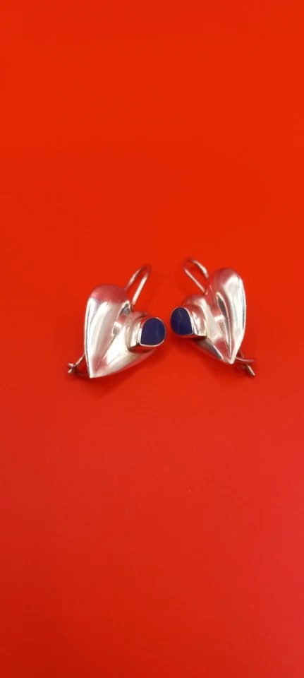 Brincos de prata esterlina com gancho em forma de coração e pedra de lápis-lazúli embutida assinada - Imagem 2 de 4