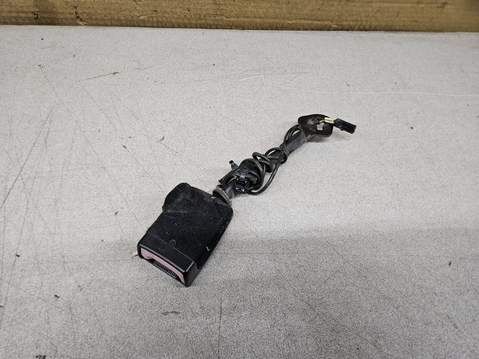 Пряжка переднего левого ремня безопасности для Volkswagen Passat 2012-2015 годов выпуска от оригинального производителя. - Изображение 2 из 2