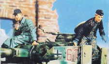 1/35 Resin German Tank Crew 2 Soldiers at Rest unpainted unassembled 36273