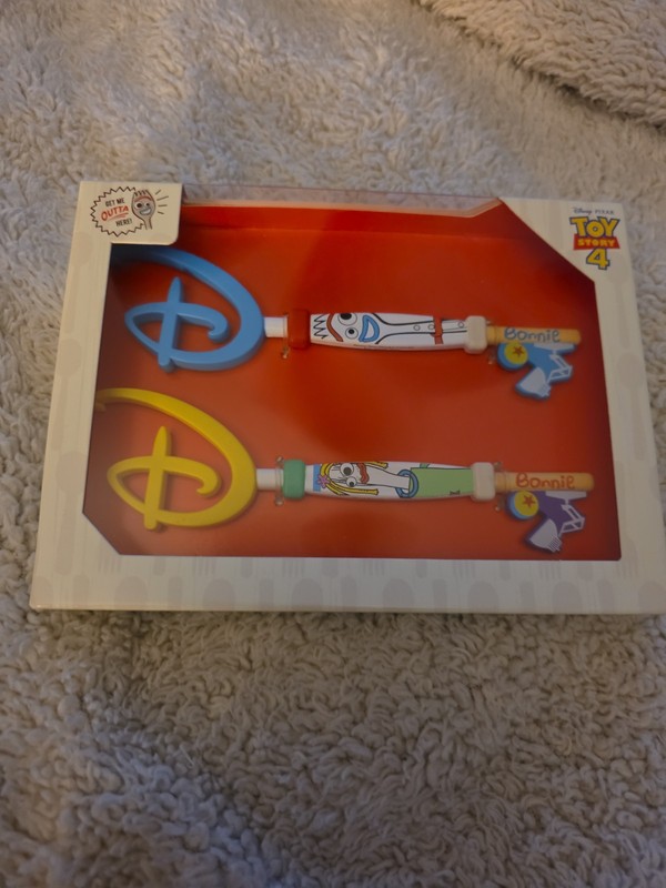 New Disney Store Key Toy Story 4 Bonnie & Forky Limited Edition Key Set 