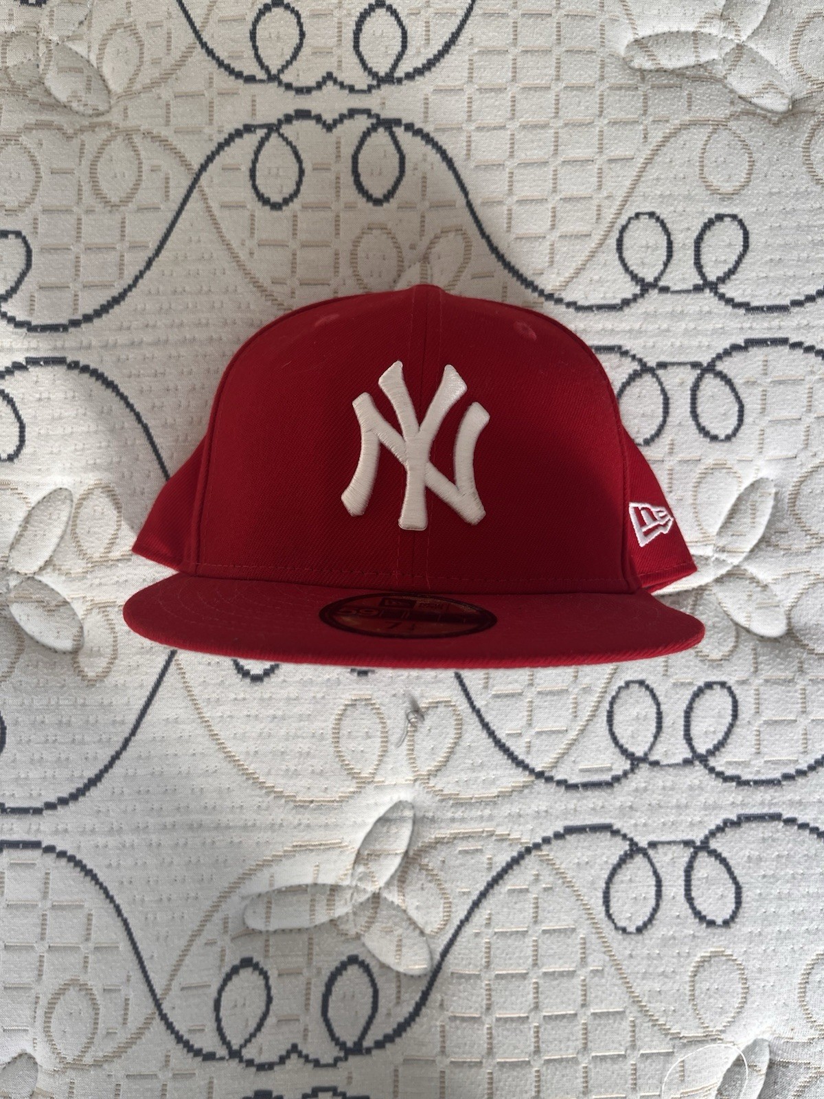 New Era Flat Brim 59FIFTY Essential New York Yankees MLB Red Fitted Cap