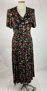 vestido preto com rosas vermelhas