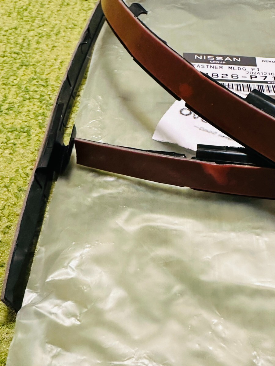 半引退品 Nissan Genuine 280ZX 1979-1983 Front Windshield Lower Fastener