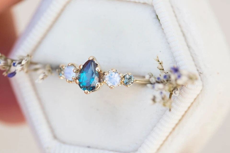 Anel de noivado de pedra da lua Alexandrite, alexandrita de pêra, anel de aglomerado de cinco pedras - Imagem 4 de 4