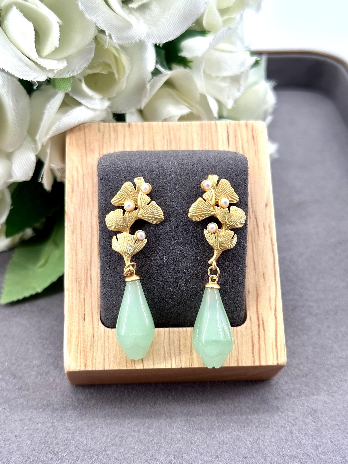 Boucles d'oreilles ginkgo doré légères avec pendentif pierre verte pour oreilles sensibles