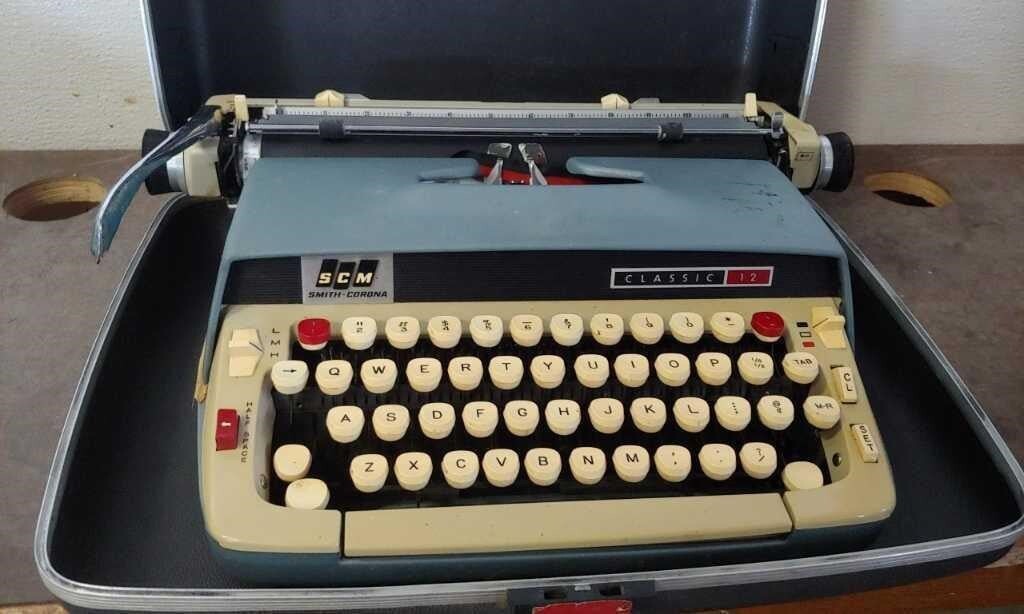 Vintage Smith -Corona SCM Classic 12 Typewriter With Case | eBay