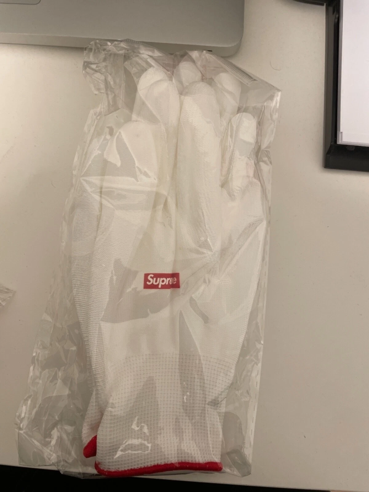 Supreme gloves