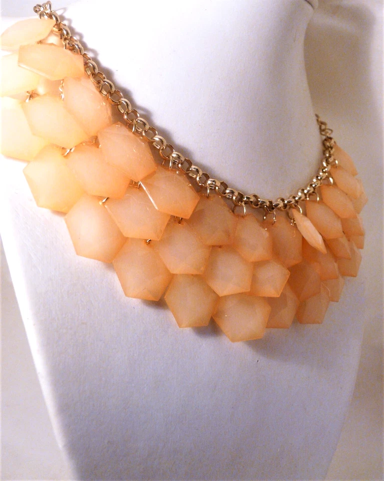 Colar Forever 21 Beachy Summer Statement Bib em pêssego e ouro - Imagem 4 de 4