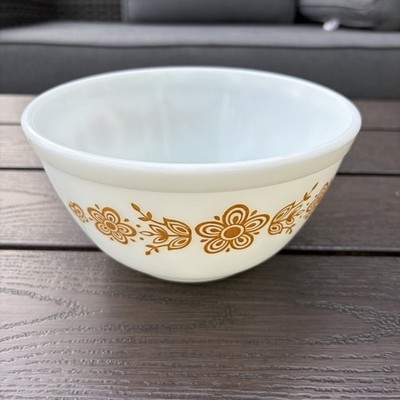 Pyrex #402 1-1/2 Quart Mixing Nesting Bowl Butterfly White Gold