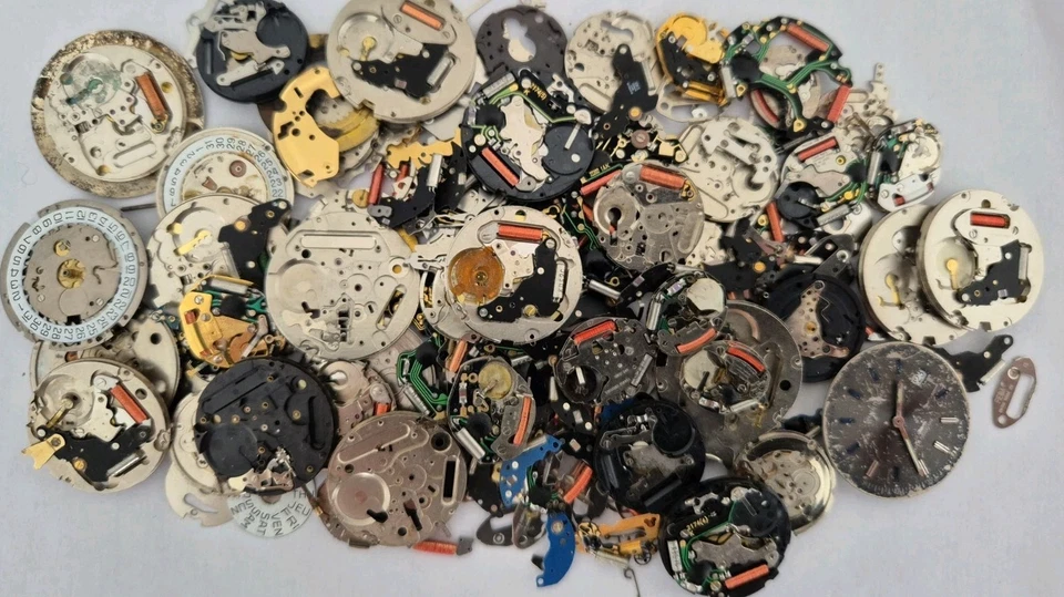 lot pièces en vrac de mouvements de montres anciennes quartz pour horloger - Photo 1/1