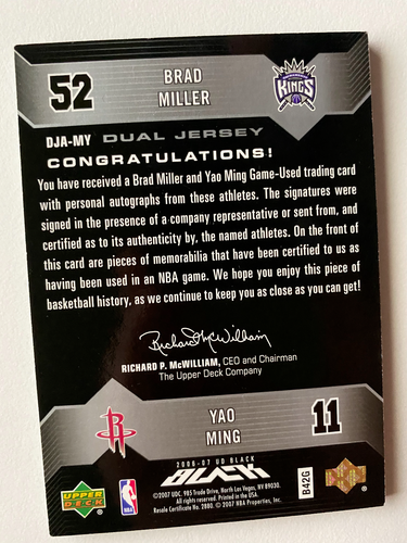 2007 UD Black Yao Ming/Brad Miller Jersey Auto 01/25 Rockets - Afbeelding 2 van 2