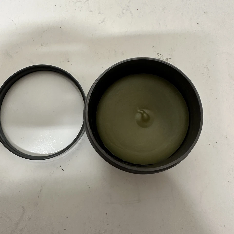 Masilla con textura Redken para hombre Outplay control máximo 3,4 OZ Foto 2 de 3