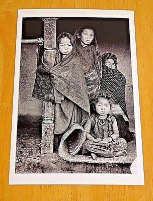 MAGNUM FOTO POSTKARTE ~ 3 MÄDCHEN UND IHRE GROSSTANTE, POKHARA, NEPAL 1961 ~ NEU