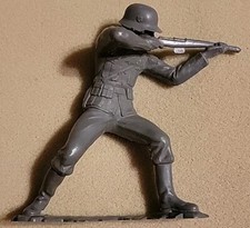 1963 Louis MARX WWII German Soldier 6" Firing Rifle Plastic Army Men Toy Figure