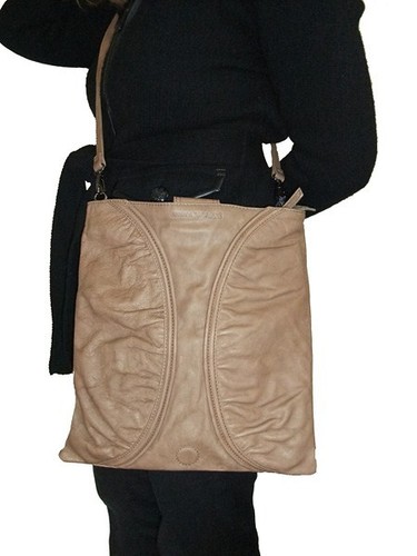 NUOVA Borsa a tracolla Armani Jeans in pelle Miele Made in Italy 30,5cm x 29,5cm - Foto 12 di 12