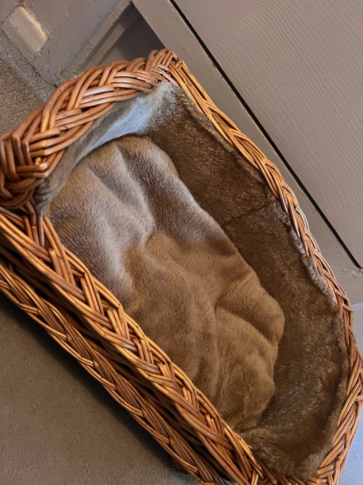 Stunning true vintage 80s woven wicker pet bed Basket - Woven Small - Image 3 of 4