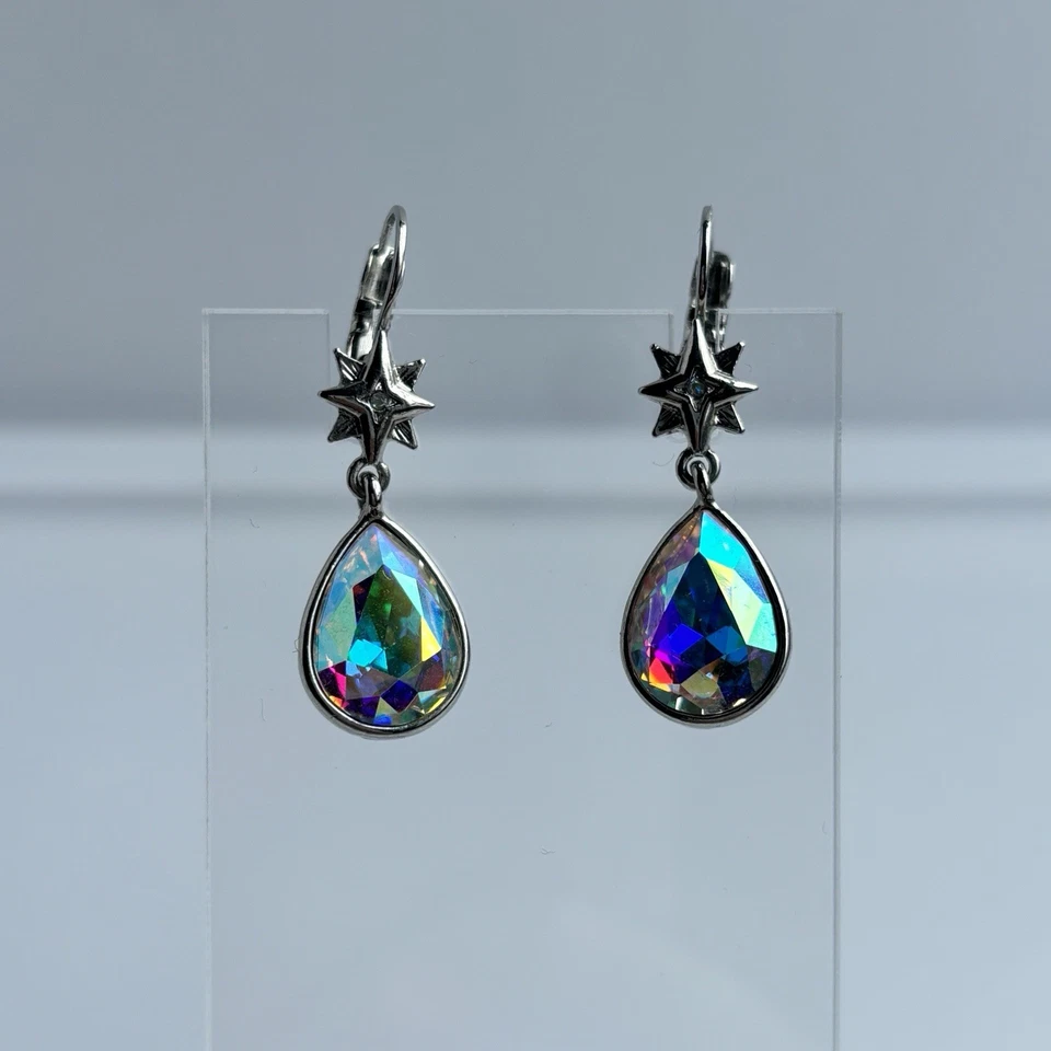 Brincos KIRKS FOLLY Aurora Borealis facetados gota de lágrima tom prateado - Imagem 2 de 4