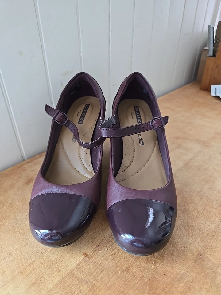 Zapatos de tacón Clarks para mujer 9,5 M granate Tianna Mary Jane charol Foto 2 de 4