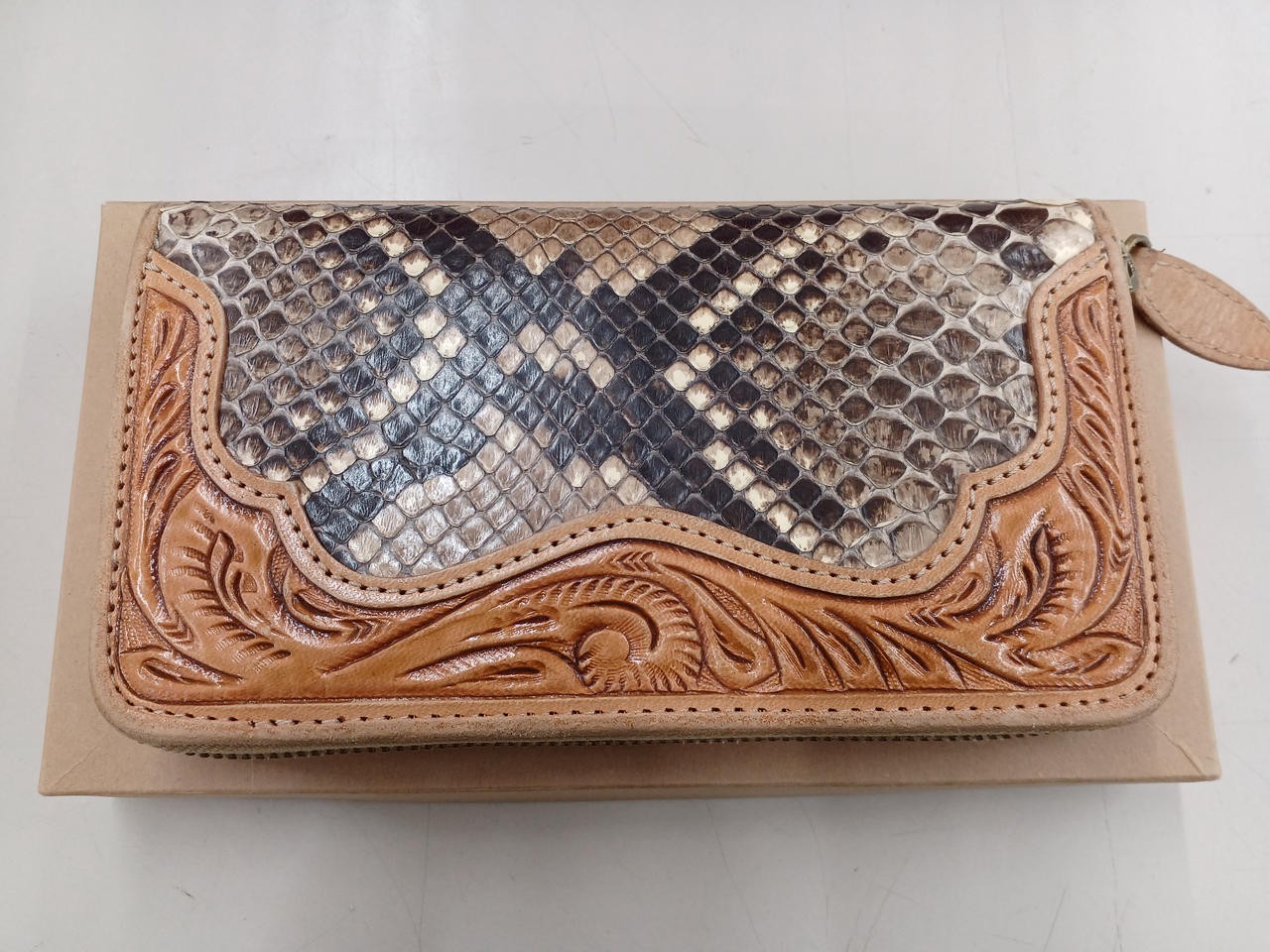 Y0315 LEATHER CRAFT YOU Python leather round fast… - image 2