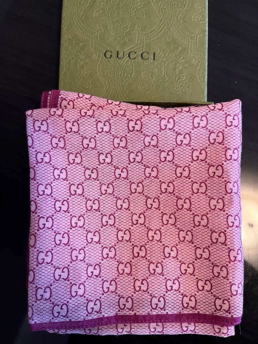 Mouchoir en coton imprimé monogramme Gucci GG petit cadeau
