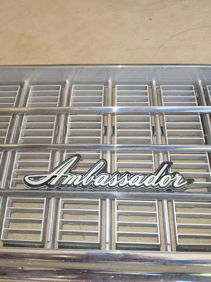 Rejilla AMC 1971-1973 OEM emblema Ambassador y soporte de montaje Foto 2 de 4