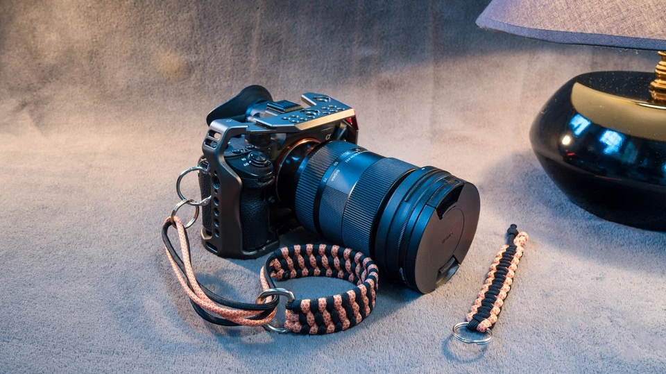 Correa Muñeca Cámara Personalizada + Llavero Gratis Hecho a Mano Negro y Naranja Claro Foto 3 de 4