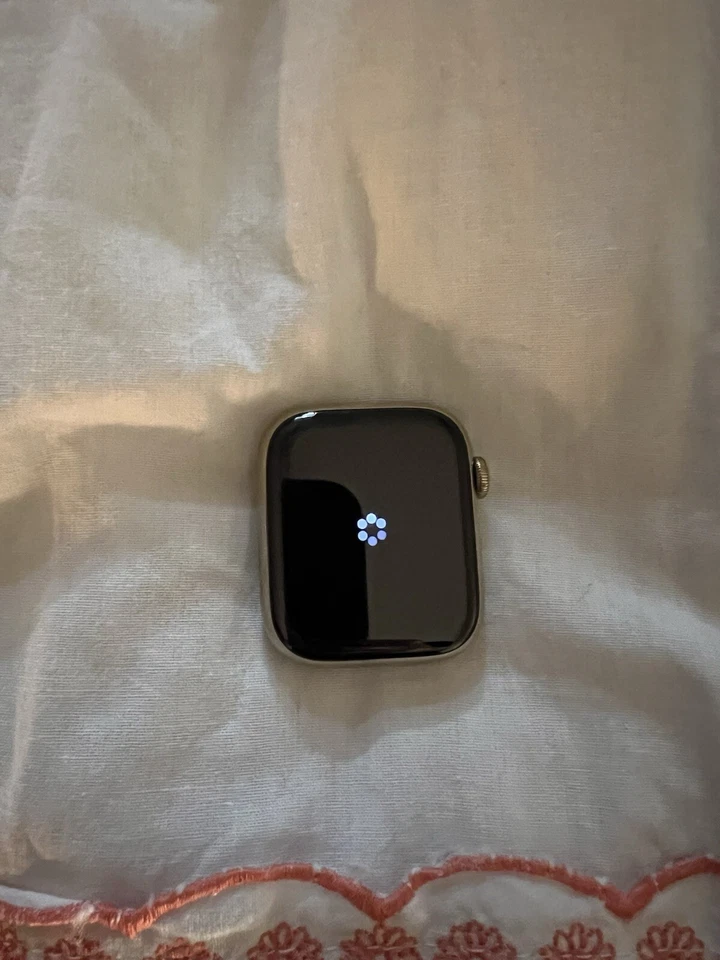 Apple Watch Series 7 45 mm Caja de acero inoxidable dorado con correa deportiva azul abismo Foto 2 de 4
