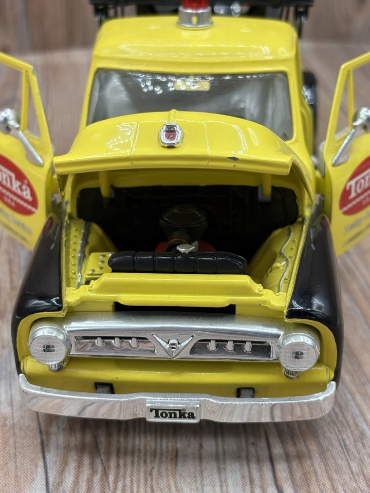 TONKA 1953 FORD F-100 TOW TRUCK    GEARBOX COLLECTIBLE   1:24 SCALE COIN BANK - Image 3 of 4