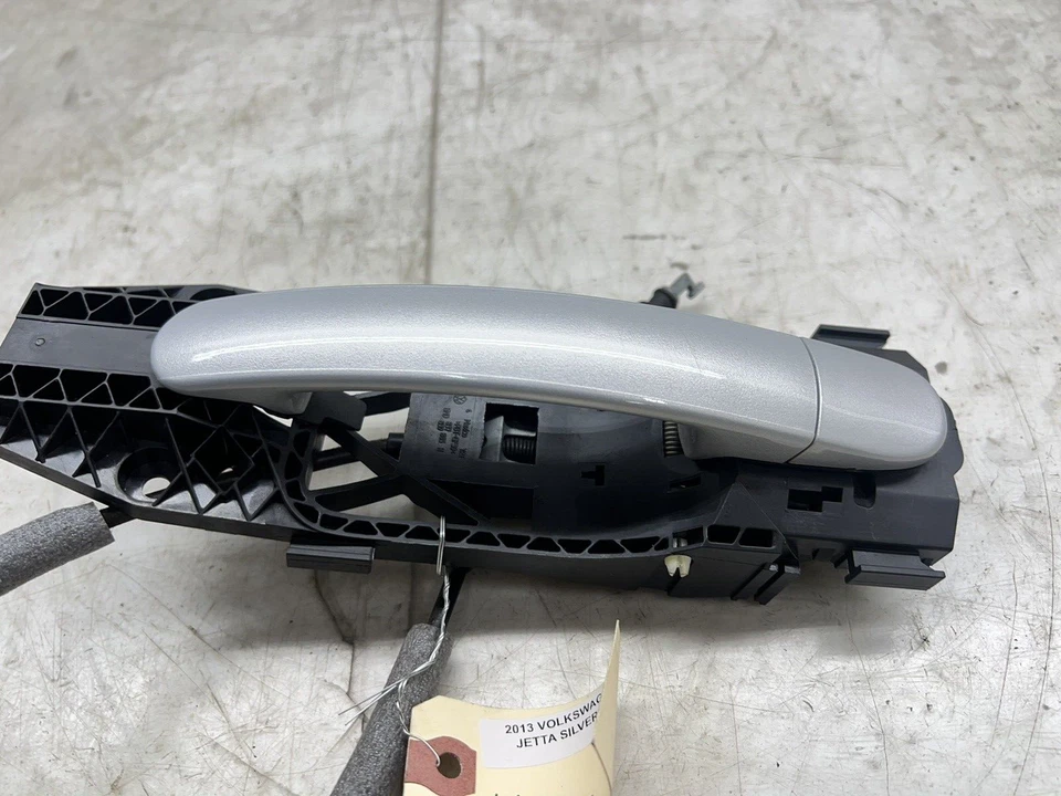 Manija de puerta exterior izquierda plateada Volkswagen Jetta GLI 2011-2017 OEM Foto 2 de 4