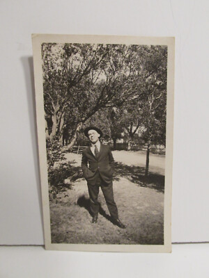 1910S VINTAGE FOUND PHOTOGRAPH OLD PHOTO B&W 2 DAPPER MAN IN SUIT OUTSIDE PIC