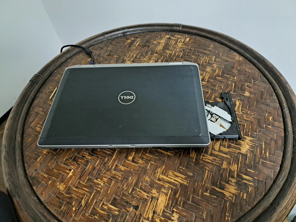 Dell Latitude E6320 · i5-2520M · 6GB · 238GB, Foto 2 von 5