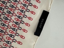 NWOT Authentic Gucci 100 Silk 18" Square Scarf Ivory Blue Red Chain Design