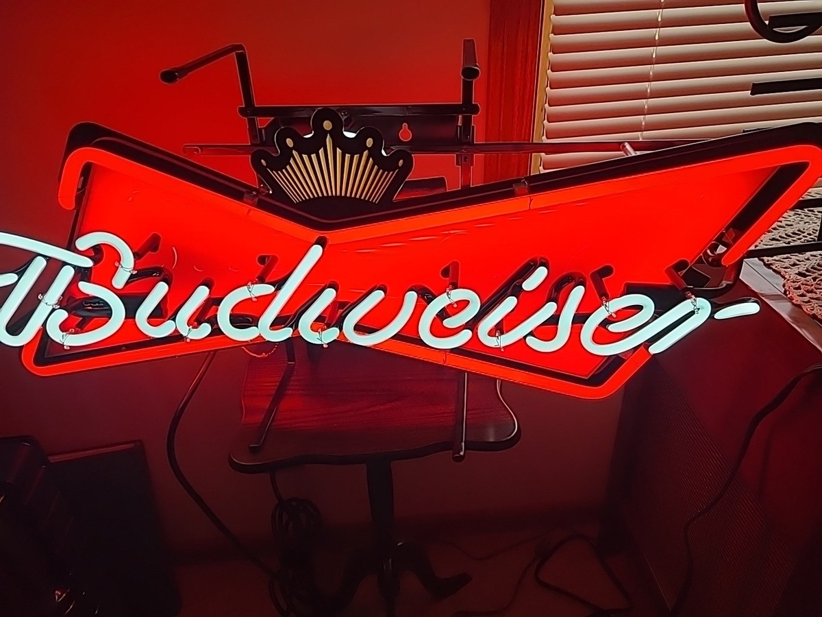 2006 Budweiser Neon Light Bowtie Crown Bar Man Cave Beer Lamp Sign