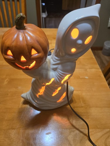 Vintage Keramik Halloween Geist hält einen Kürbis beleuchtet