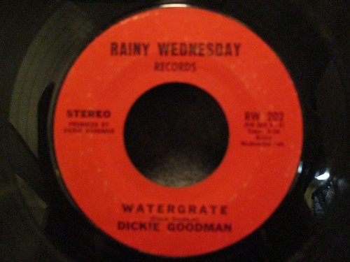 45 RPM 7" Record Dickie Goodman Friends & Watergrate Rainy Wednesday RW 202 - Foto 3 di 3