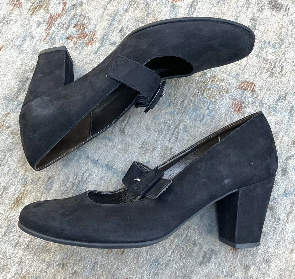 Zapatos de tacón con hebilla Mary Jane de gamuza negra usados en excelente estado talla 41, 10 EE. UU. Foto 4 de 4