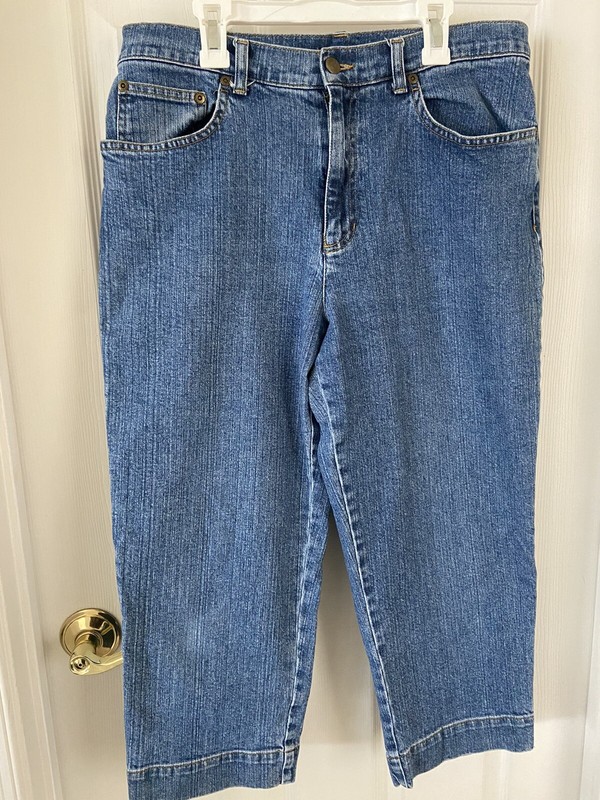 WOMEN'S MEDIUM  WASH BLUE JEAN CAPRI'S BY JONES - SPORT STRETCH -- SIZE : 12
