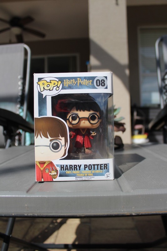 Funko Pop! Vinyl: Harry Potter - Red Quidditch Robes #08 box damage