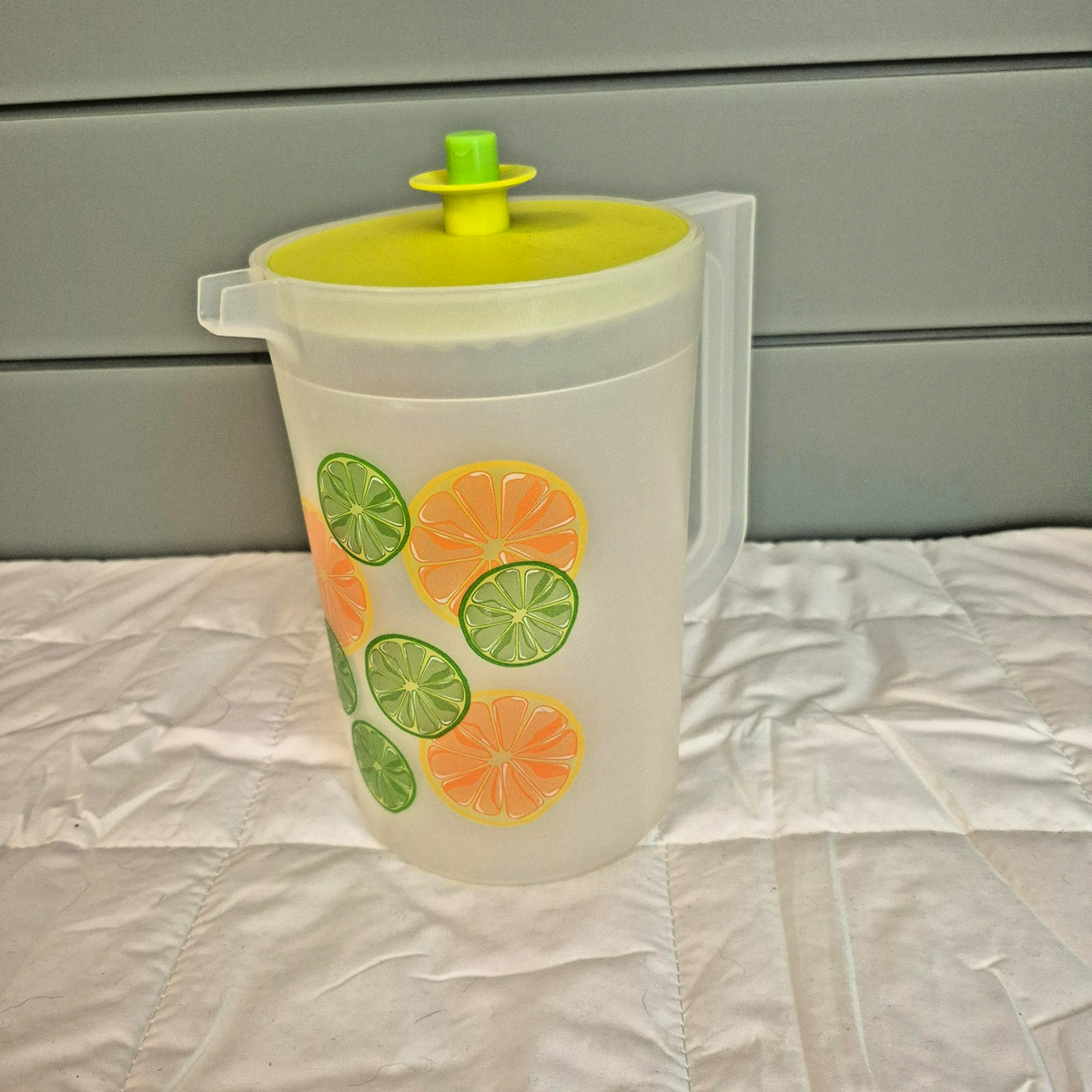 Tupperware 2 qt Pitcher 1676A Lemonade Sheer Lemons Limes