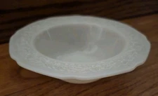 Vintage MCM Uranium Indiana Ivory Custard Glass 5.5" Fruit Dessert Bowl Glows!
