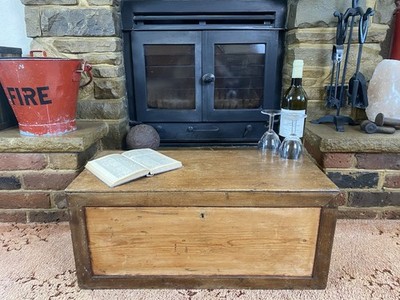 Alte antike Kiefer Truhe, Vintage Holz Aufbewahrungstruhe, Deckenkiste, Couchtisch.