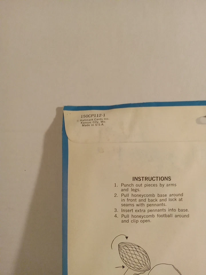 Peça central vintage de papelão para festa favo de mel Hallmark (futebol) - Imagem 4 de 4