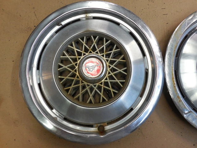 Ford Mustang II 1977 1978 13" tapacubos juego de 2 cubiertas de rueda Foto 3 de 4