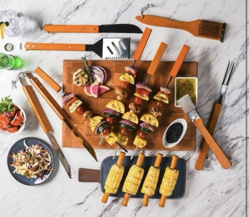 Mr. Bar-B-Q Juego de herramientas de parrilla de lujo de 18 piezas con asas de madera de acero inoxidable Foto 4 de 4