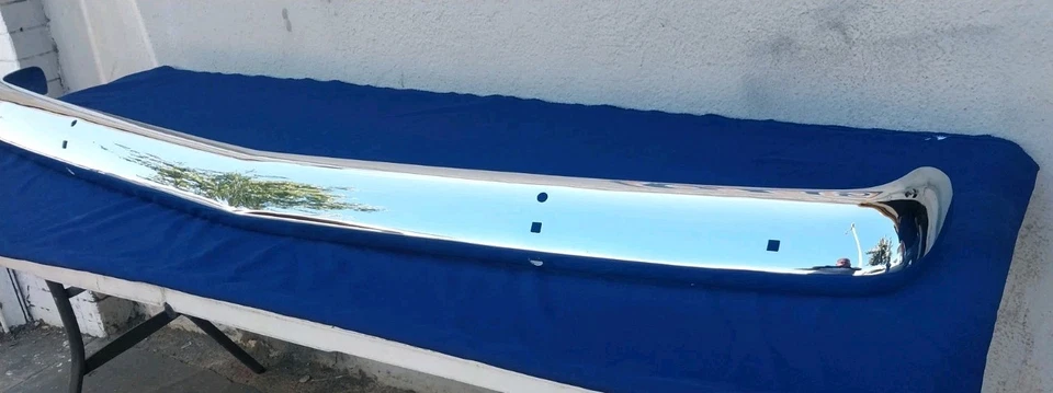 Parachoques trasero cromado original Ford Thunderbird 1955, 1956. Foto 2 de 4