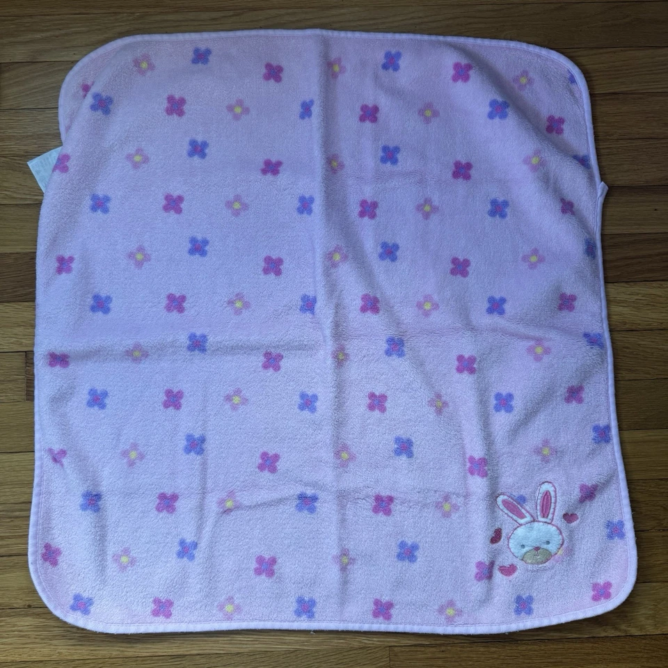 Manta polar rosa Regent Baby con flores y conejito floral Foto 4 de 4
