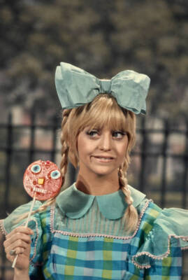 Goldie Hawn performs on Rowan & Martins Laugh-In US February 1969 Old Photo 2