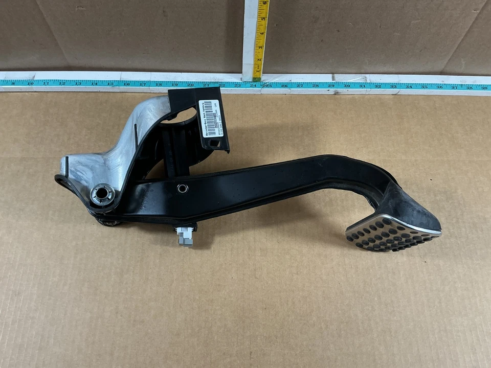 Педаль тормоза в сборе 2008 - 2014 Mercedes Benz C250 A2042902101 от оригинального производителя - Изображение 2 из 4