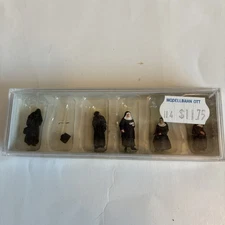Preiser 10402 HO Scale Passengers Nuns w/Luggage/1 nun missing/ran away
